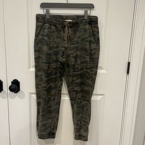 Bella Dahl camo jogger